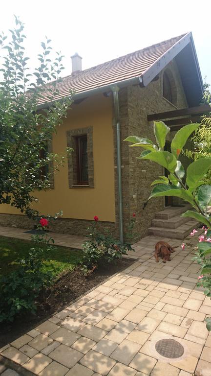 Duzzogó Vendégház Agárd Gárdony Esterno foto